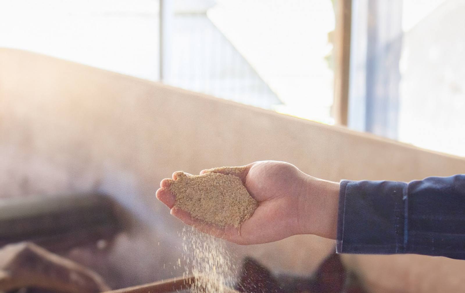自社工場で配合する飼料